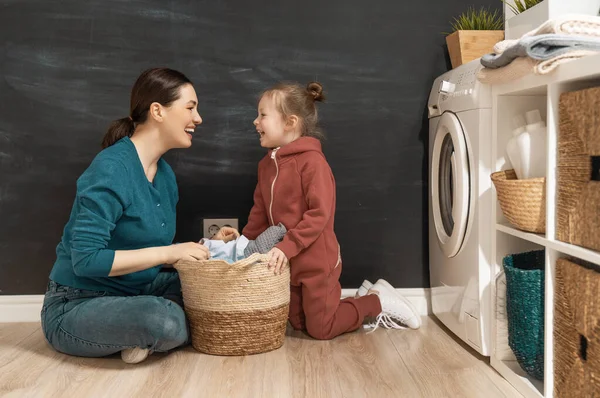 Vacker Ung Kvinna Och Barn Flicka Liten Hjälpare Har Roligt — Stockfoto