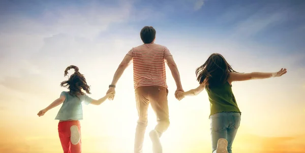 Familia Feliz Paseo Verano Padre Hijas Caminando Parque Disfrutando Hermosa — Foto de Stock