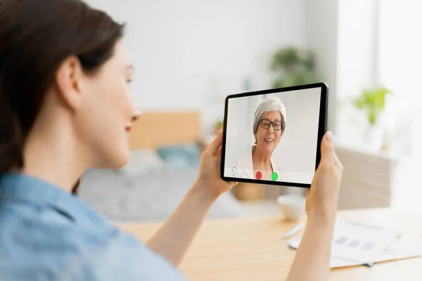 Jonge Vrouw Gebruikt Tablet Voor Een Gesprek Afstand Met Moeder — Stockfoto