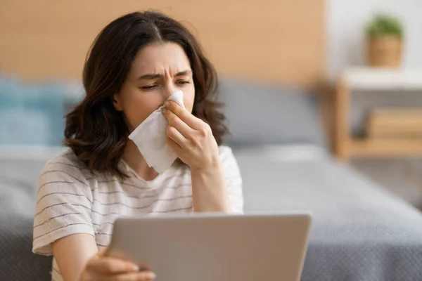 Mala Chica Está Sosteniendo Papel Sonándose Nariz Concepto Síntoma Viral — Foto de Stock