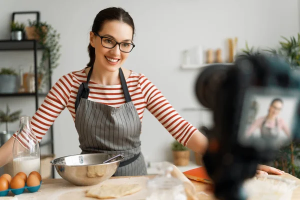 Jong Vertrouwen Vrouw Praten Digitale Camera Opnemen Vlog Koken — Stockfoto