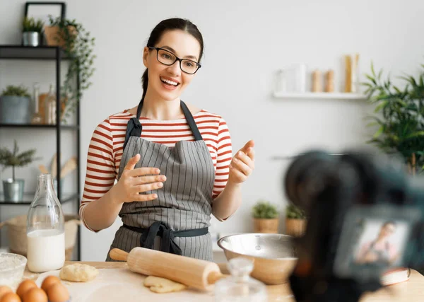 Kendine Güvenen Genç Bir Kadın Dijital Kamerada Yemek Pişirme Hakkında — Stok fotoğraf