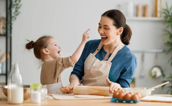 Glad Kärleksfull Familj Förbereder Bageri Tillsammans Mor Och Barn Dotter — Stockfoto