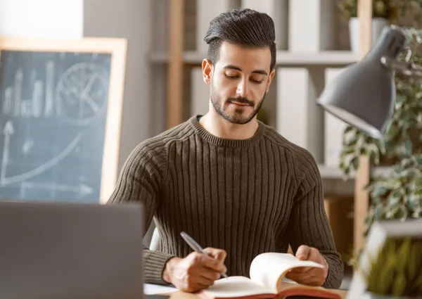 Felice Casual Giovane Uomo Che Lavora Computer Portatile Casa — Foto Stock