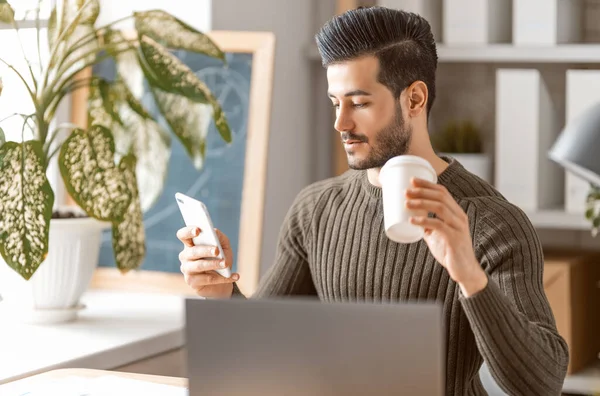 Feliz Joven Casual Trabajando Portátil Casa — Foto de Stock