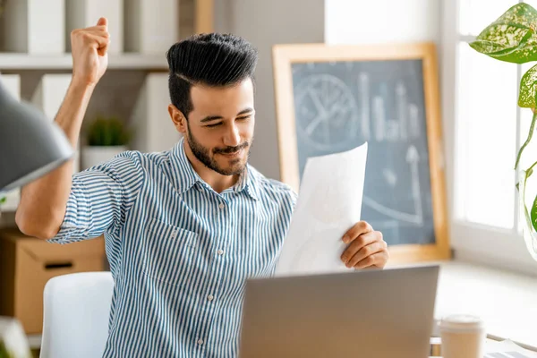 Gelukkig Casual Jongeman Werken Een Laptop Thuis — Stockfoto