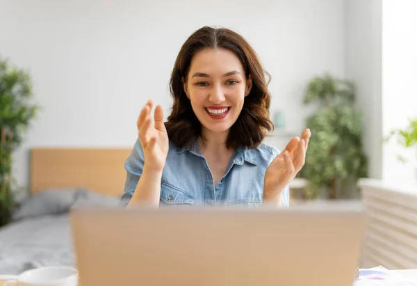 Jonge Vrouw Gebruikt Laptop Voor Gesprekken Afstand Met Vrienden Grappig — Stockfoto