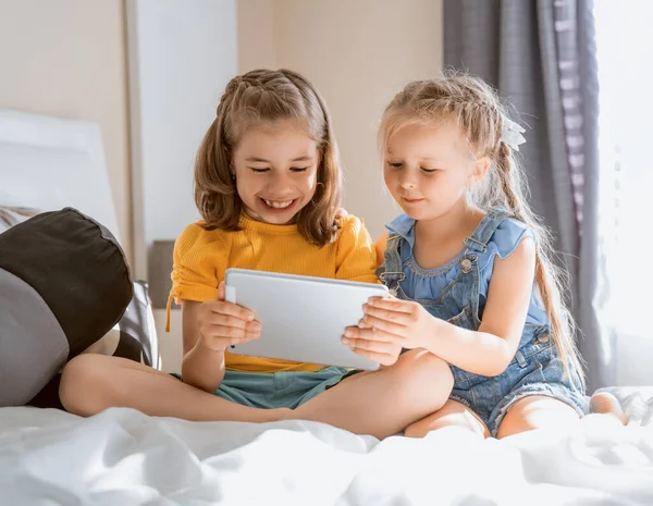 Les Petits Enfants Mignons Jouent Avec Tablette Filles Heureuses Maison — Photo