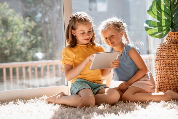 Crianças Pequenas Bonitos Estão Brincando Com Tablet Meninas Felizes Casa — Fotografia de Stock