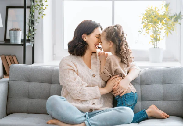 Feliz Dia Mãe Mamãe Sua Filha Criança Menina Estão Brincando — Fotografia de Stock