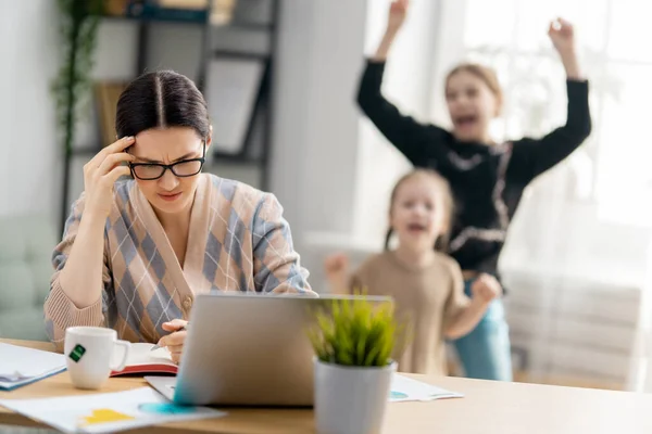 Una Mujer Trabajando Portátil Niños Ruidosos Trabajo Remoto Desde Casa — Foto de Stock