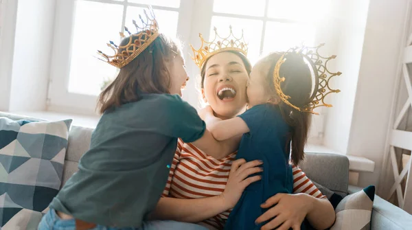 Feliz Família Amorosa Mãe Suas Filhas Crianças Meninas Brincando Abraçando — Fotografia de Stock