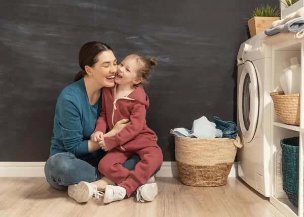 Mooie Jonge Vrouw Kind Meisje Kleine Helper Hebben Plezier Glimlachen — Stockfoto