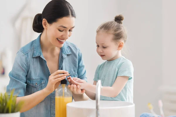 Une Jolie Petite Fille Mère Lavent Les Mains Protection Contre — Photo