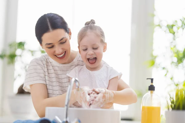 Uma Menina Bonita Sua Mãe Estão Lavando Mãos Protecção Contra — Fotografia de Stock