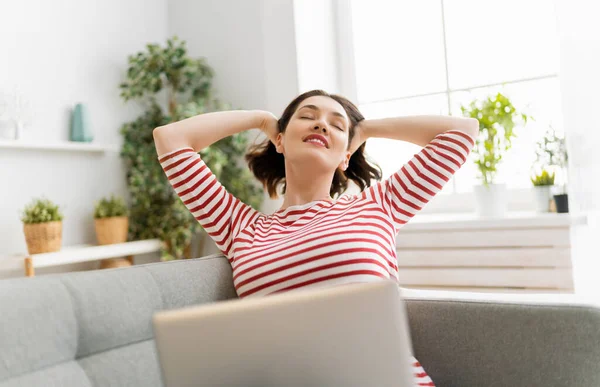 Glücklich Lässige Schöne Frau Die Hause Laptop Arbeitet — Stockfoto