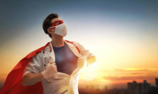 医生戴着面罩和超级英雄斗篷在眼镜蛇爆发 病毒和疾病保护 Covid 2019 超级英雄的医疗力量 日落城景背景的人 — 图库照片
