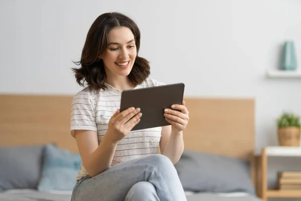 Genç Kadın Arkadaşlarıyla Uzaktan Konuşmak Için Tablet Bilgisayar Kullanıyor Komik — Stok fotoğraf
