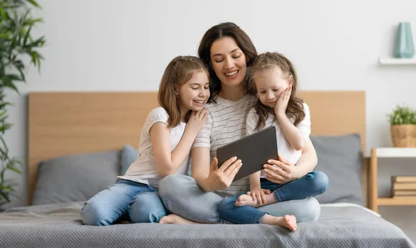 Glücklich Liebende Familie Junge Mütter Und Töchter Nutzen Tablet Für — Stockfoto