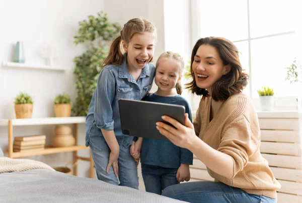 Feliz Familia Amorosa Joven Madre Hijas Niñas Utilizando Tableta Para —  Fotos de Stock