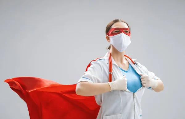 Dokter Draagt Gezichtsmasker Superheld Cape Tijdens Een Coronavirus Uitbraak Virus — Stockfoto