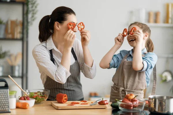 Comida Saludable Casa Familia Feliz Cocina Madre Hija Están Preparando — Foto de Stock