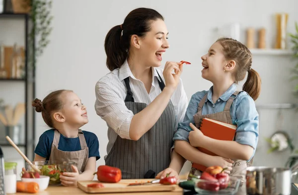 Comida Saludable Casa Familia Feliz Cocina Madre Hijos Hijas Están — Foto de Stock