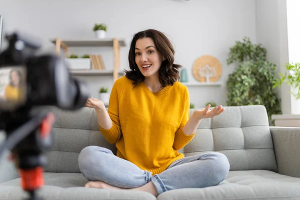 Joven Mujer Confiada Está Hablando Cámara Digital Grabación Vlog Sentado — Foto de Stock