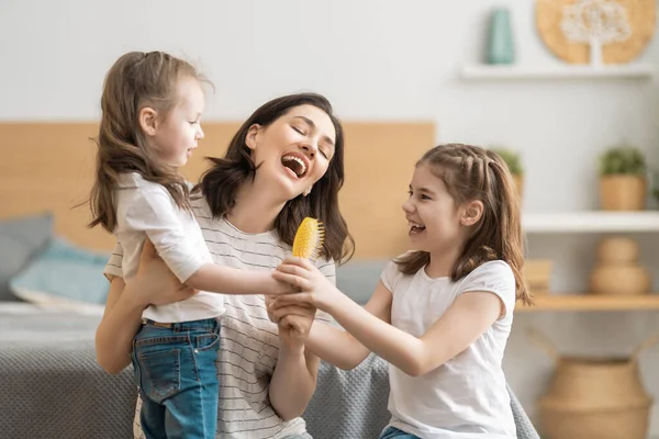 Šťastný Den Matek Máma Její Dcery Hrají Usmívají Objímají Rodinná — Stock fotografie