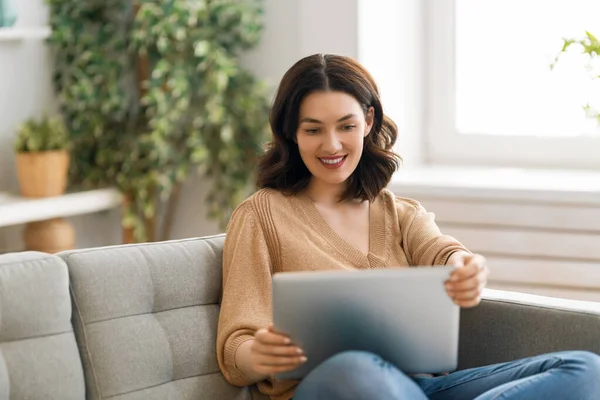 Jovem Mulher Está Usando Laptop Para Conversa Remota Com Amigos — Fotografia de Stock