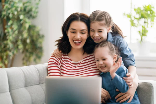 Szczęśliwa Kochająca Rodzina Młoda Matka Córki Korzystają Laptopa Śmieszne Mama — Zdjęcie stockowe