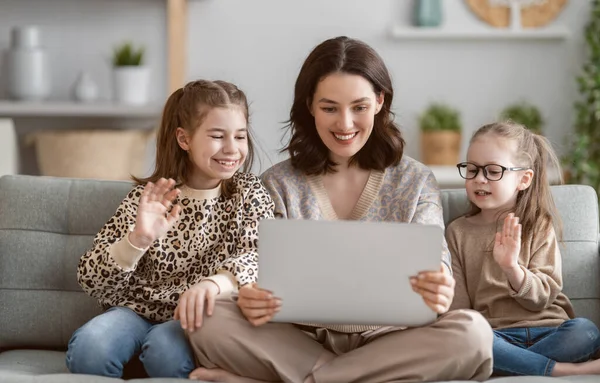 Boldog Szerető Családot Fiatal Anyák Lányaik Laptopot Használnak Vicces Anya — Stock Fotó