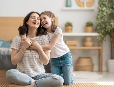 Güzel bir kız bebek ve annesi güneşli bir sabahın tadını çıkarıyorlar. Evde iyi vakit geçir.. 