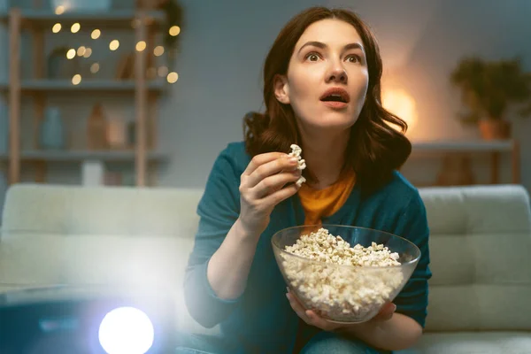 Junge Frau Die Abends Projektor Fernsehen Filme Mit Popcorn Guckt — Stockfoto