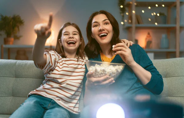 快乐的家庭在家里看放映机 爆米花电影 妈妈和女儿在一起 — 图库照片