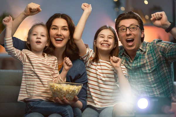 快乐的家庭在家里看放映机 爆米花电影 父亲和女儿在一起 — 图库照片