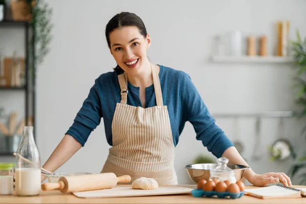 Mujer Feliz Está Preparando Panadería Girls Está Cocinando Galletas Cocina —  Fotos de Stock