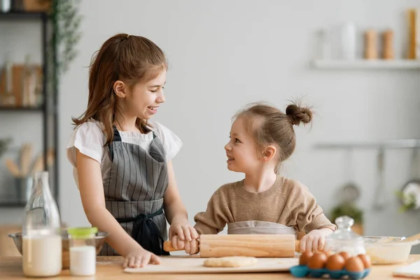 Gelukkig Liefdevolle Familie Bereiden Bakkerij Samen Kinderen Meisjes Zijn Koken — Stockfoto