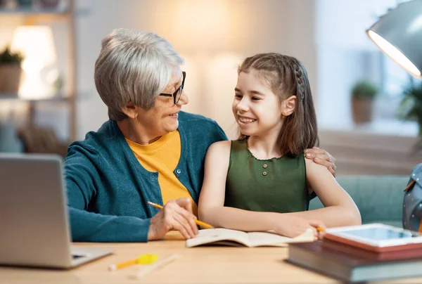 Zurück Zur Schule Glückliches Kind Sitzt Schreibtisch Mädchen Lernt Mit — Stockfoto