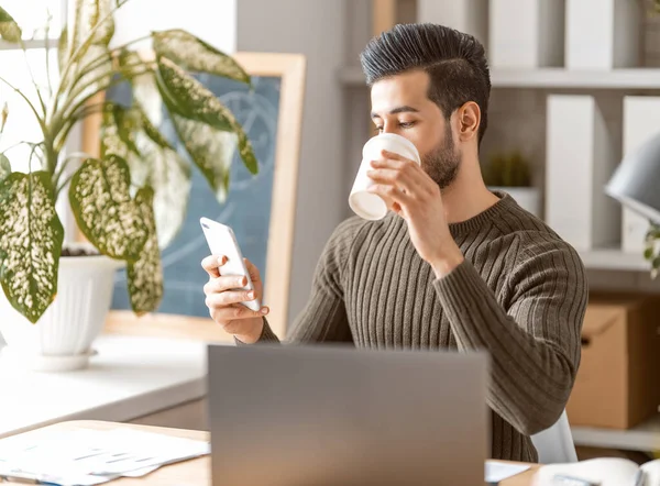 Feliz Joven Casual Trabajando Portátil Casa — Foto de Stock