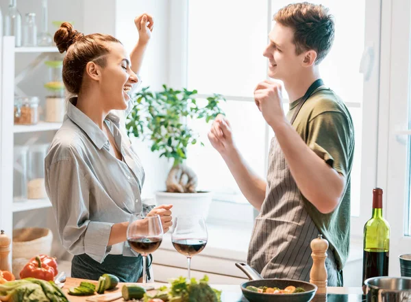 Comida Saudável Casa Feliz Casal Amoroso Está Preparando Refeição Adequada — Fotografia de Stock