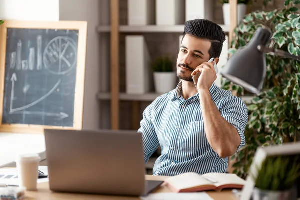 Gelukkig Casual Jongeman Werken Een Laptop Thuis — Stockfoto