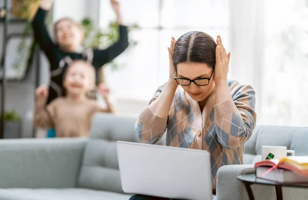 노트북을 만드는 여성입니다 시끄러운 아이들 집에서 떨어져 일하는 — 스톡 사진