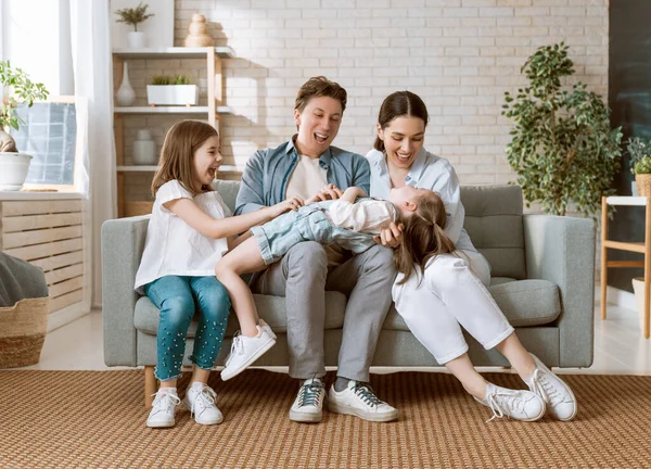 Família Feliz Duas Filhas Filhos Com Mãe Pai Mãe Pai — Fotografia de Stock