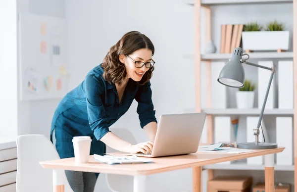 Glücklich Lässige Schöne Frau Die Hause Laptop Arbeitet — Stockfoto