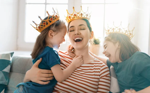 Feliz Família Amorosa Mãe Suas Filhas Crianças Meninas Brincando Abraçando — Fotografia de Stock