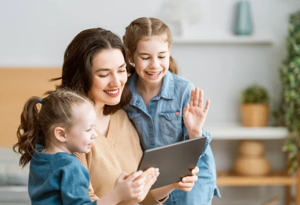 Feliz Familia Amorosa Joven Madre Hijas Niñas Utilizando Tableta Para —  Fotos de Stock