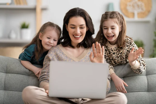 快乐温馨的家庭 使用笔记本电脑的年轻母亲和女儿 妈妈和可爱的孩子们呆在家里很开心 — 图库照片