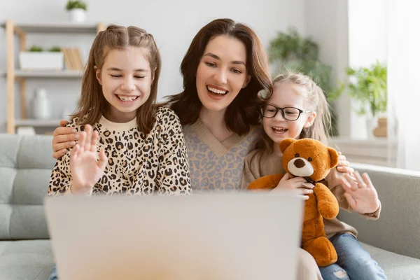 Feliz Familia Amorosa Joven Madre Hijas Niñas Utilizando Ordenador Portátil —  Fotos de Stock