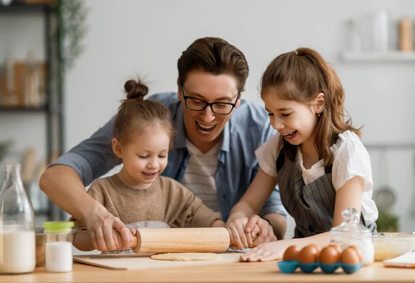 Glad Kärleksfull Familj Förbereder Bageri Tillsammans Far Och Barn Döttrar — Stockfoto